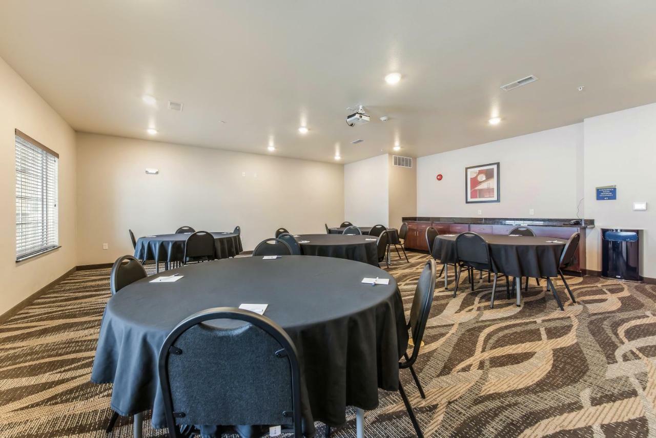 Cobblestone Hotel & Suites - Hutchinson Zewnętrze zdjęcie
